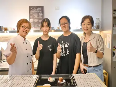 重陽敬老關懷情滿滿，台中女中學生洪梓芩、徐筱喬返鄉送暖左領秀家人日照中心！圖片