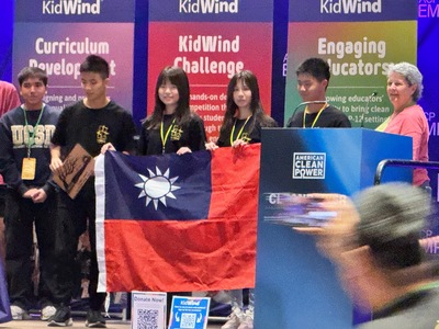 恭賀！本校112龔巧恩與林楷宸所屬團隊獲得【KidWind 2025風力能源世界賽】高中組評審團獎圖片